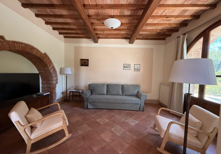 Cozy living room with wooden ceiling, sofa, armchairs, and large window in Alba - 2 bedroom apartmen.